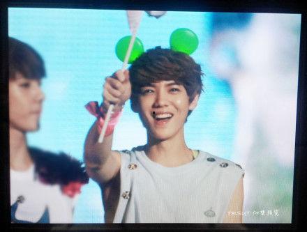 鹿晗内裤露出照片,内裤意外露出引发热议